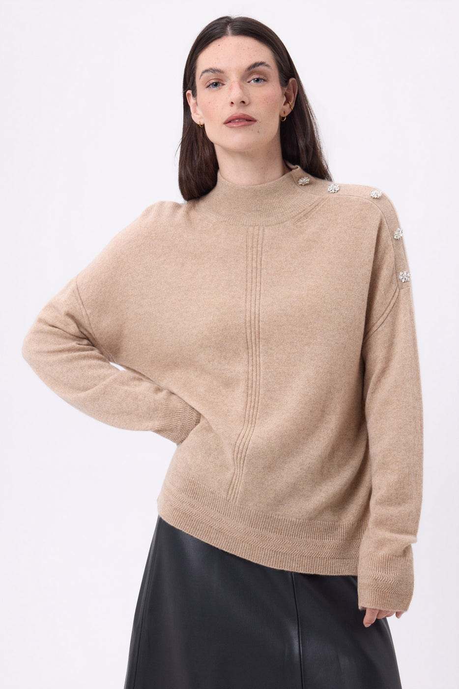 Jersey de cuello alto con joyas Baya - Beige crema - Botones plateados - Mujer