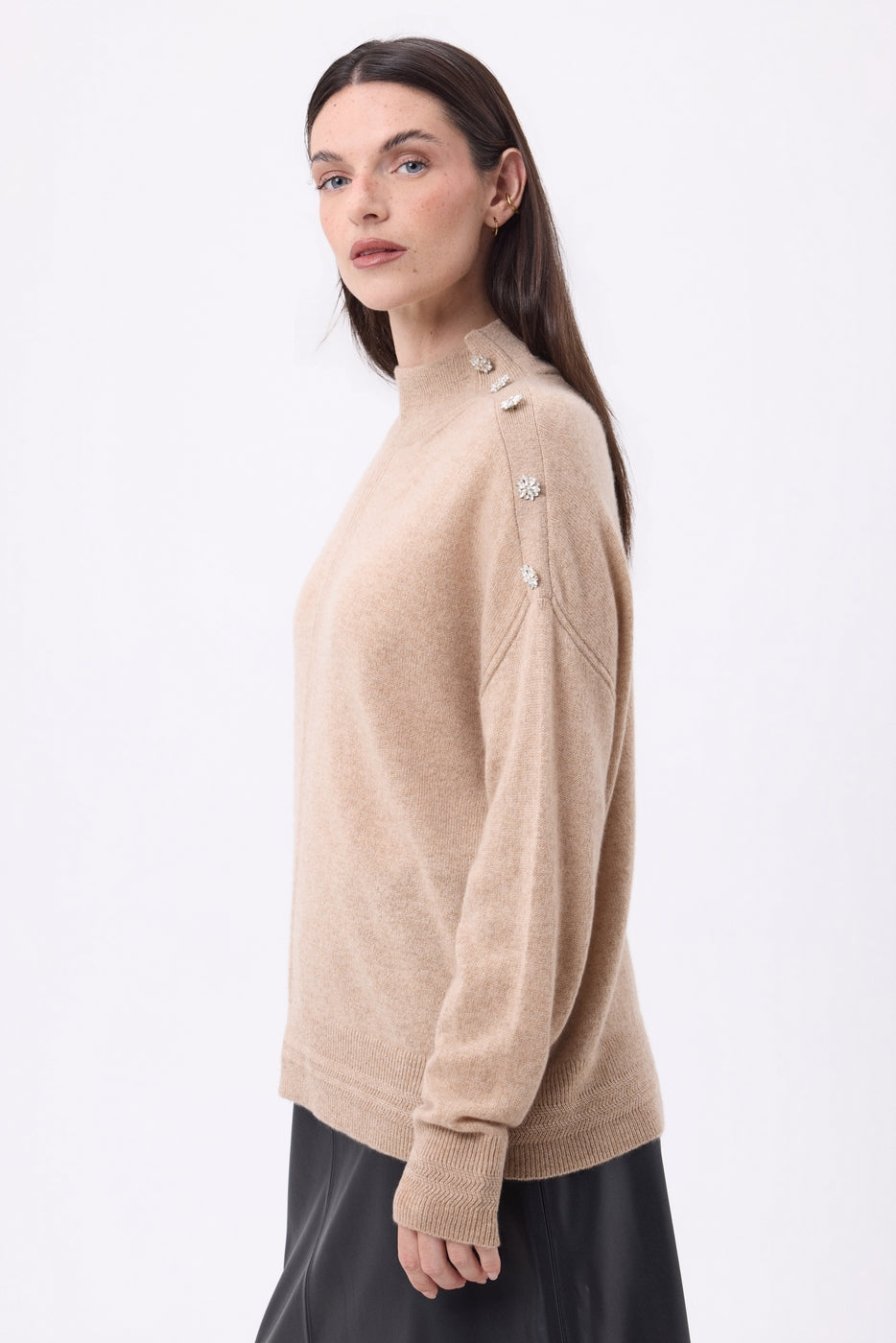 Jersey de cuello alto con joyas Baya - Beige crema - Botones plateados - Mujer