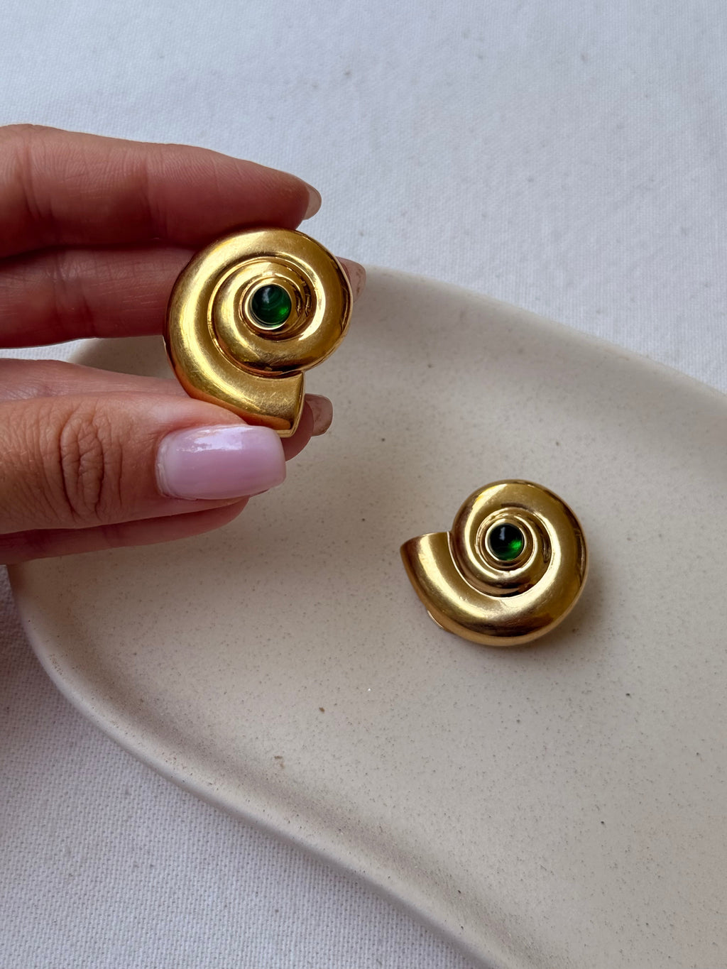 Pendientes Vintage - Conchas Doradas Y Strass Verde