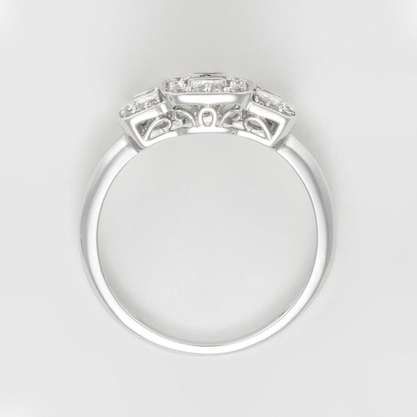 Diamanta – Anello "Les Princesses" Diamanti: 0,25Ct/38, anello in oro bianco con tre diamanti, vista dall'alto su sfondo bianco