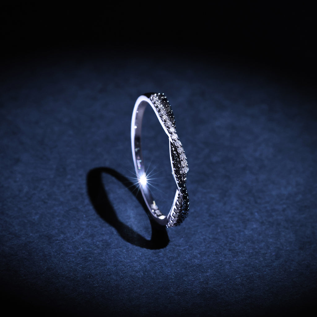 Anillo "En Blanco Y Negro" Diamantes Blancos: 0.075Ct/20 Diamantes Negros: 0.075Ct20 - Oro Blanco 375/1000