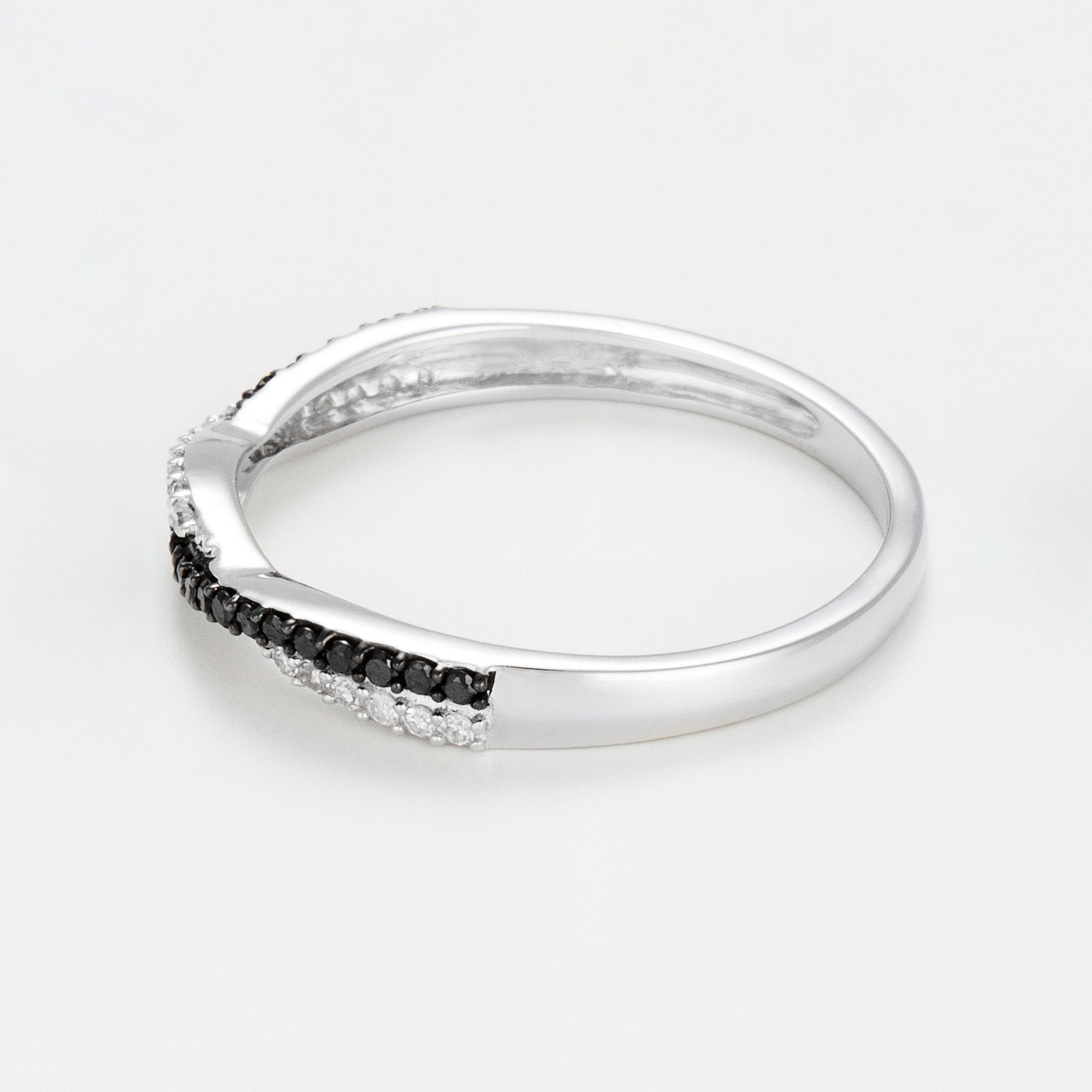 Anillo "En Blanco Y Negro" Diamantes Blancos: 0.075Ct/20 Diamantes Negros: 0.075Ct20 - Oro Blanco 375/1000