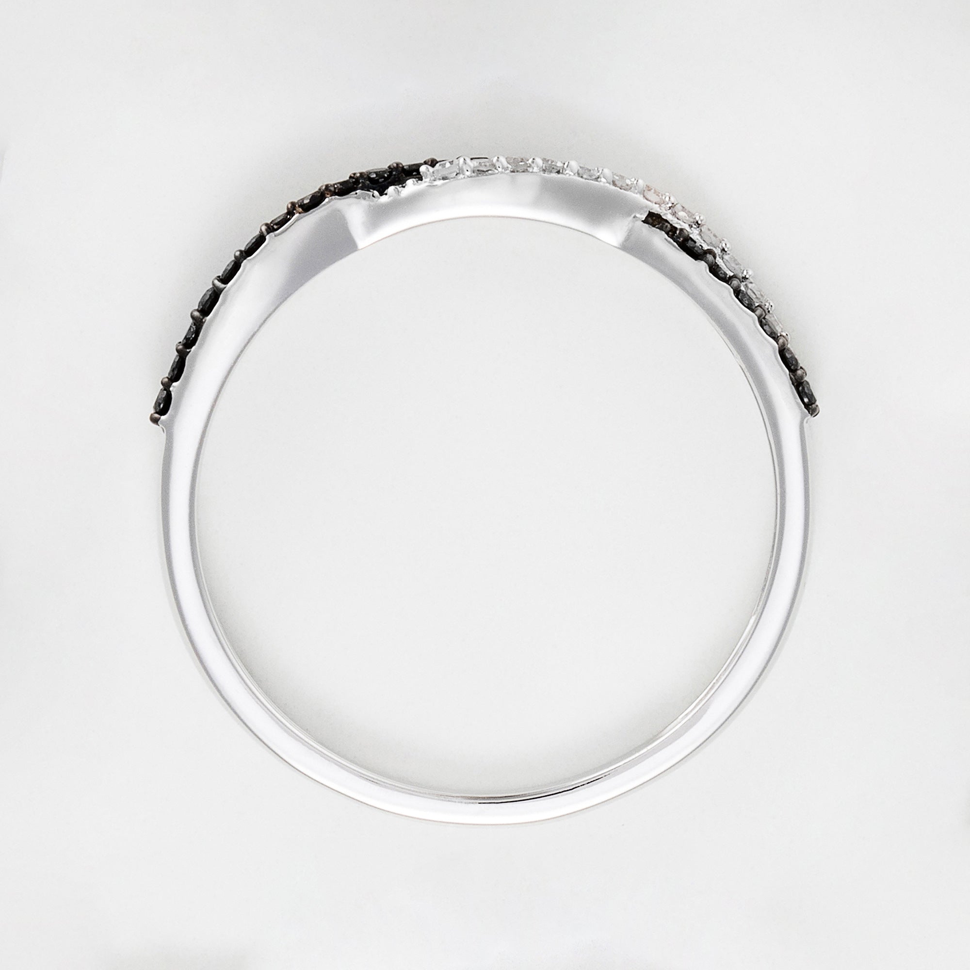 Anillo "En Blanco Y Negro" Diamantes Blancos: 0.075Ct/20 Diamantes Negros: 0.075Ct20 - Oro Blanco 375/1000