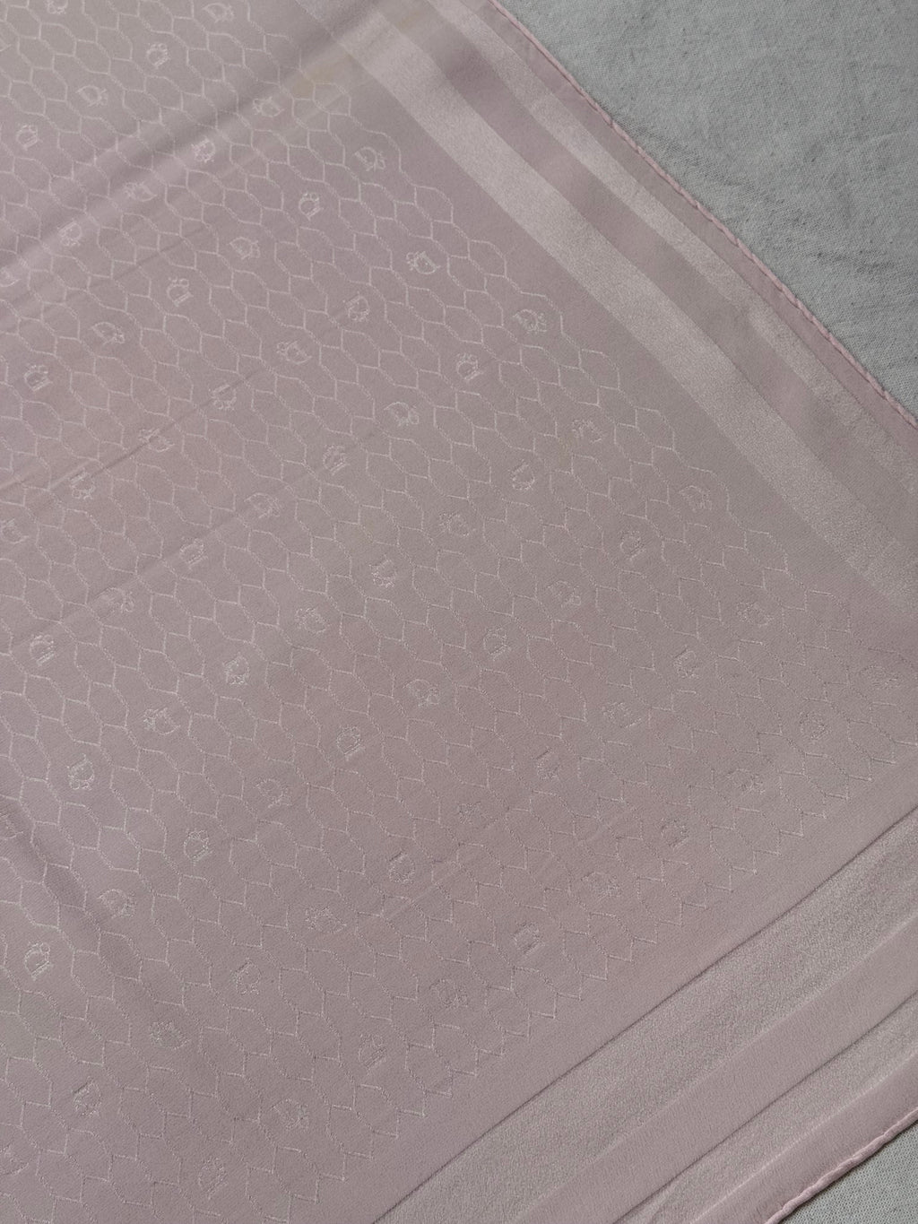 Bufanda Christian Dior vintage – Monograma tono sobre tono rosa