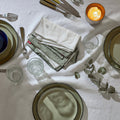 Blanc Cerise – Autour Du Lin - Nappe - Lin - Blanc Bourdon Lin, table dressée avec des assiettes, des verres et des serviettes en tissu