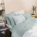 Blanc Cerise – Douceur Lavée - Housse De Couette - Céladon, lit avec parure de lit vert d'eau et coussin à motifs