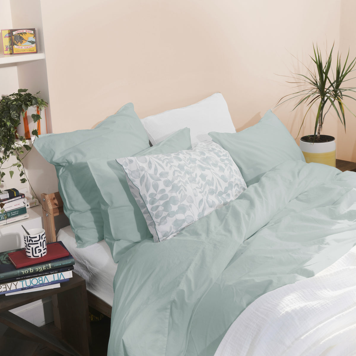 Blanc Cerise – Douceur Lavée - Housse De Couette - Céladon, lit avec parure de lit vert d'eau et coussin à motifs