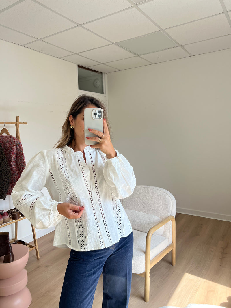 Blouse Blanche Avec Des Broderies Colombe