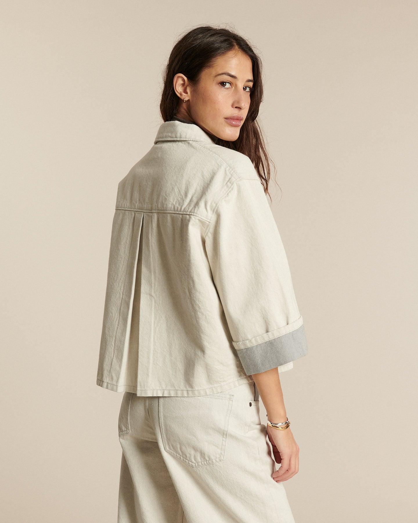Jean femme en denim non teinté couleur granit clair, coupe droite et ajustée, matière 100 % coton offrant un confort naturel et une adaptation à toutes les morphologies.