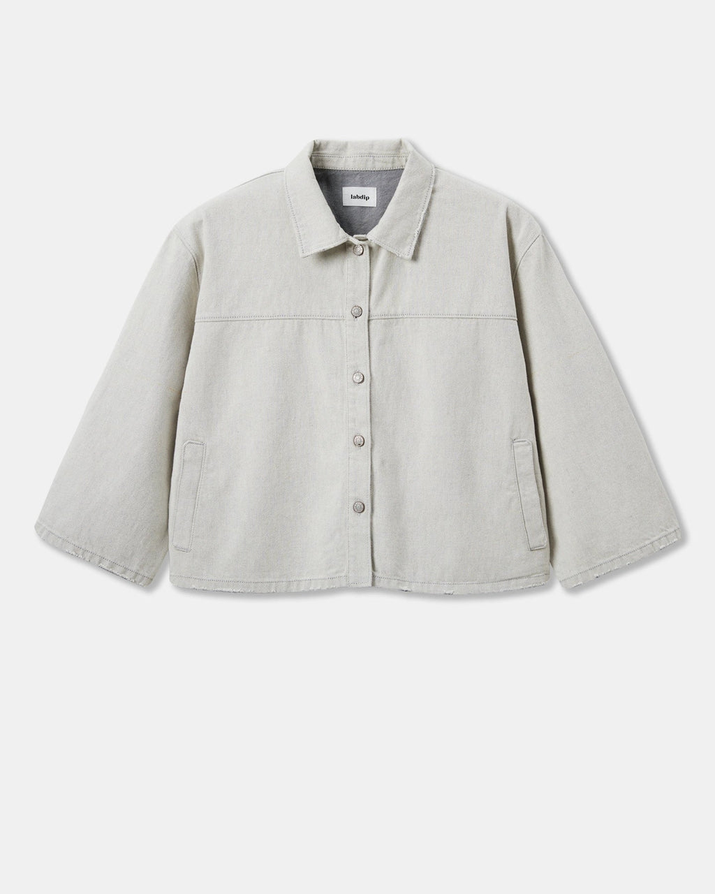 Veste oversize en denim non teint granit clair, coupe droite avec col classique et boutons devant, matière 100 % coton confortable et respirante.