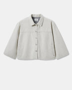 Veste oversize en denim non teint granit clair, coupe droite avec col classique et boutons devant, matière 100 % coton confortable et respirante.