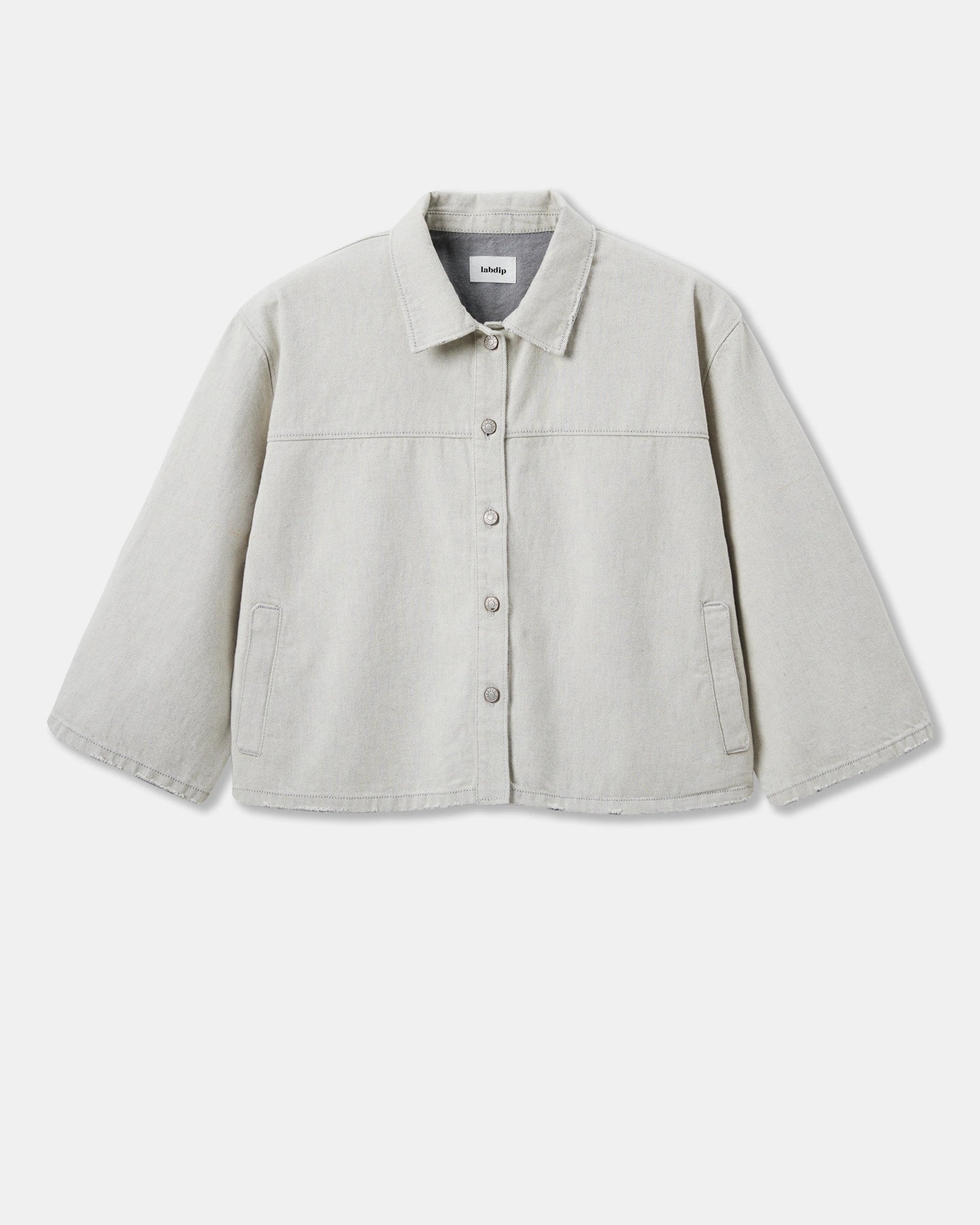 Veste oversize en denim non teint granit clair, coupe droite avec col classique et boutons devant, matière 100 % coton confortable et respirante.