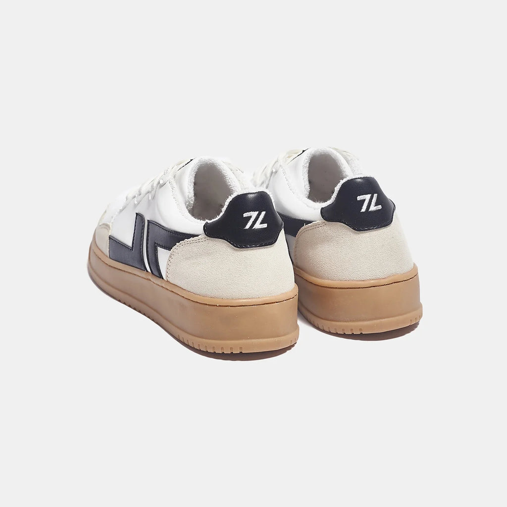Bekväma veganska sneakers med tjock sula. Sneakern är vit med svart logotyp