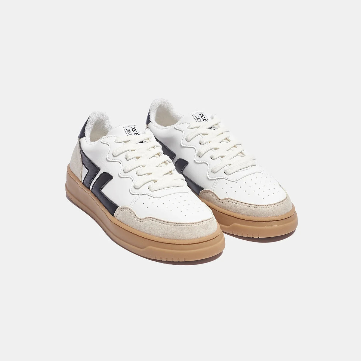 Bekväma veganska sneakers med tjock sula. Sneakern är vit med svart logotyp