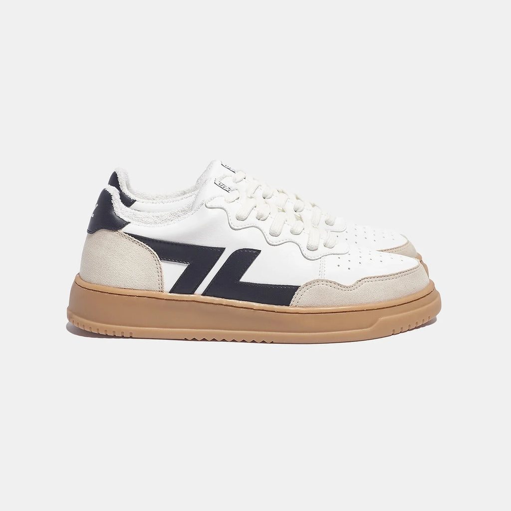 Bekväma veganska sneakers med tjock sula. Sneakern är vit med svart logotyp