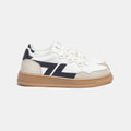 Bekväma veganska sneakers med tjock sula. Sneakern är vit med svart logotyp