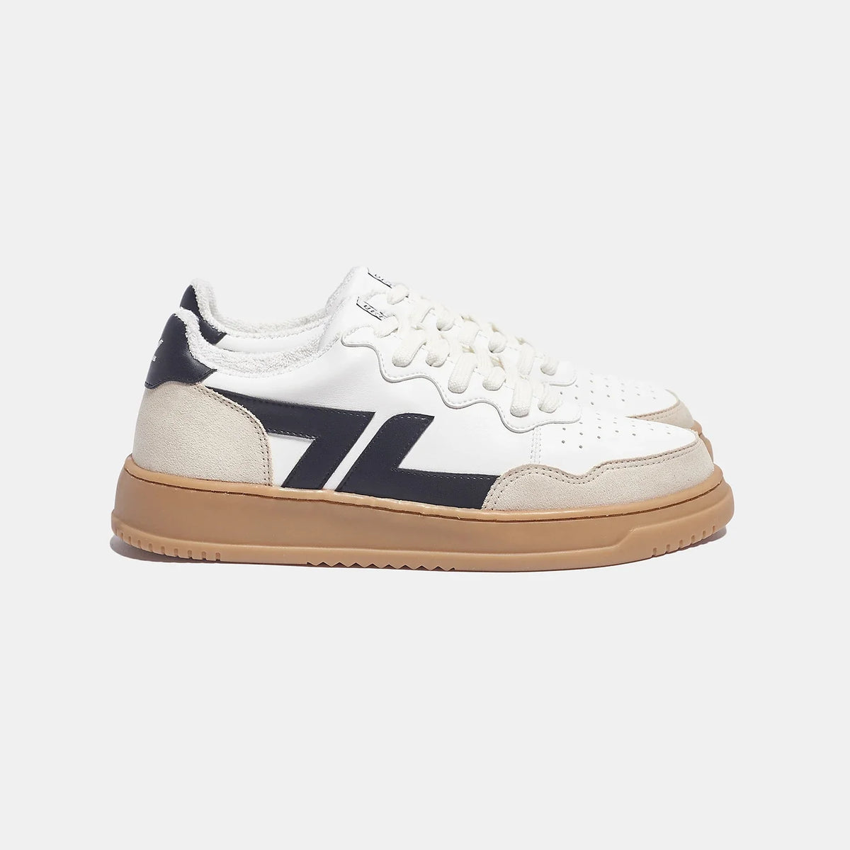 Bekväma veganska sneakers med tjock sula. Sneakern är vit med svart logotyp