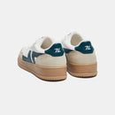 Cómodas zapatillas veganas con suela gruesa. La zapatilla es blanca con el logo verde.