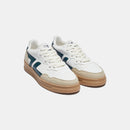 Cómodas zapatillas veganas con suela gruesa. La zapatilla es blanca con el logo verde.