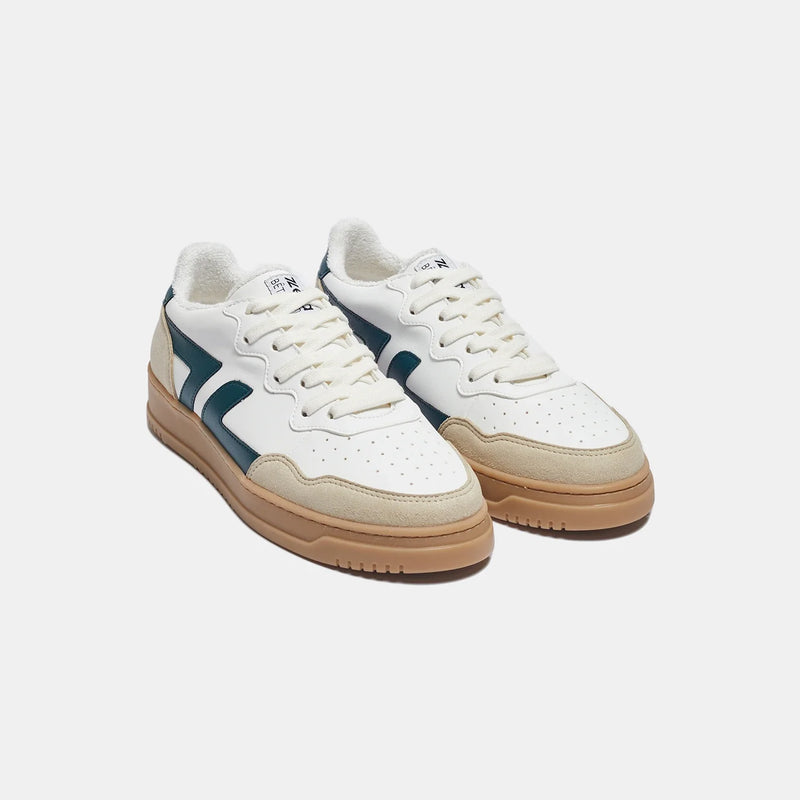 Cómodas zapatillas veganas con suela gruesa. La zapatilla es blanca con el logo verde.