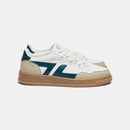 Cómodas zapatillas veganas con suela gruesa. La zapatilla es blanca con el logo verde.