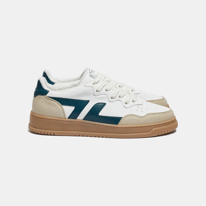 Cómodas zapatillas veganas con suela gruesa. La zapatilla es blanca con el logo verde.