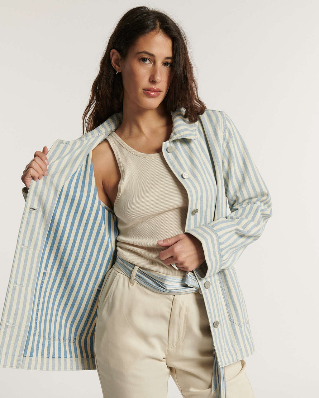 Jean femme en denim indigo clair, coupe droite ajustée, matière coton confortable et durable, idéal pour toutes les morphologies.