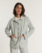 Jean en denim indigo léger avec coupe droite et ajustée, conçu en coton 100 % pour épouser toutes les morphologies féminines avec confort.