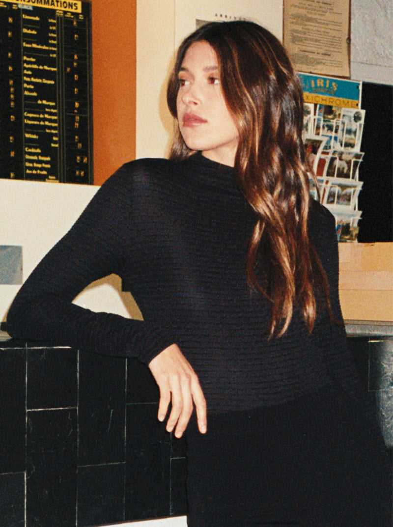 Body de manga larga con ondas oscuras y espalda descubierta