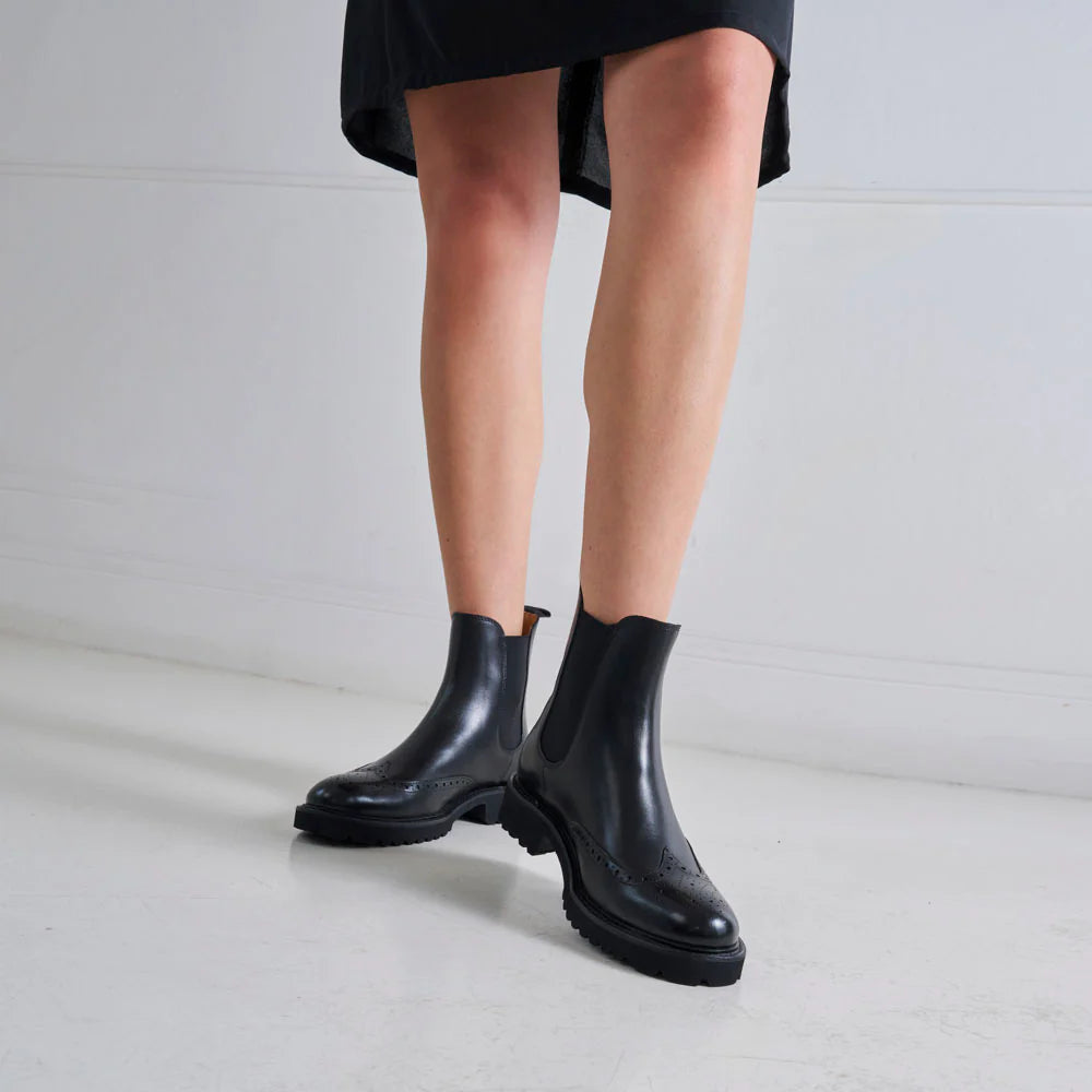 Botines Chelsea con puntera perforada - Negro - Mujer