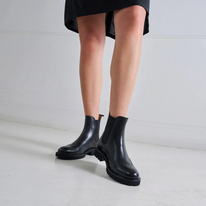 British Passport - Wingtip Chelsea Boots - Black - Women