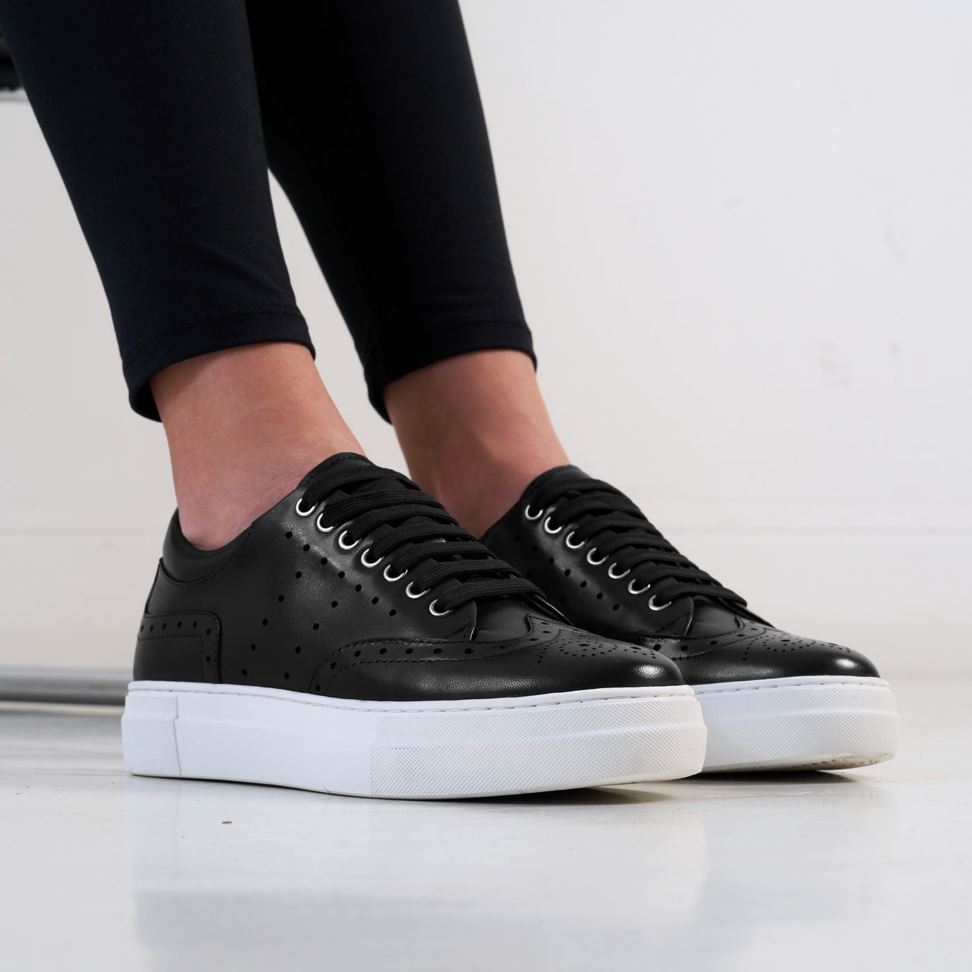 Zapatillas Wing Tip Negras - Mujer