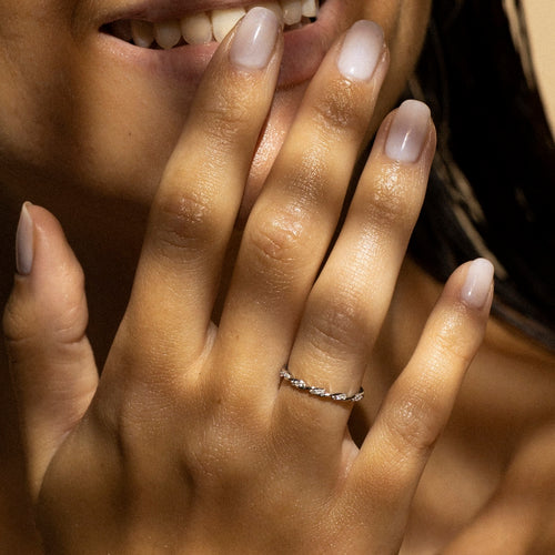 Anillo de Diamantes “Twist” 0.06Cts/29 – Oro Blanco