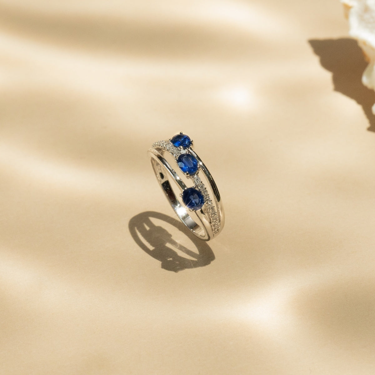 Anillo "Trío De Zafiro" D0,09Ct/20 + Zafiro0,69Ct/3