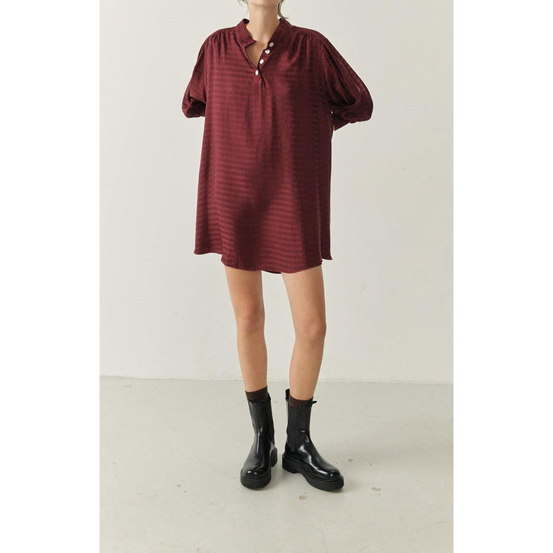 Vestido corto holgado con cuello abotonado - Cardinal - Mujer