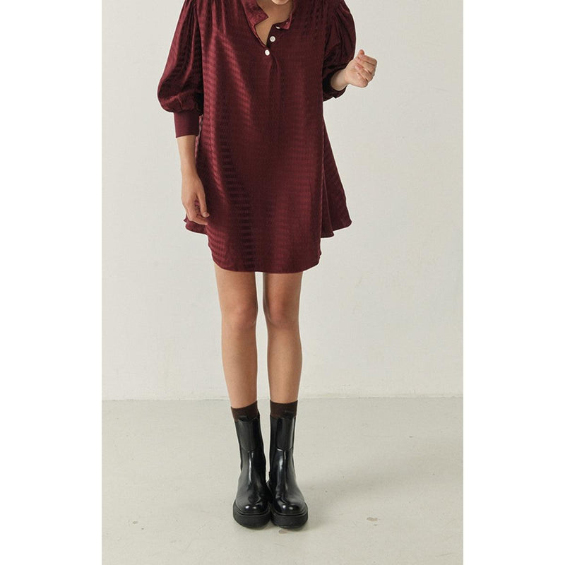 Vestido corto holgado con cuello abotonado - Cardinal - Mujer