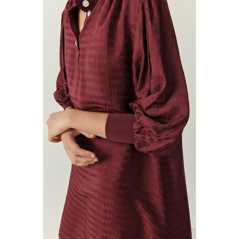 Vestido corto holgado con cuello abotonado - Cardinal - Mujer
