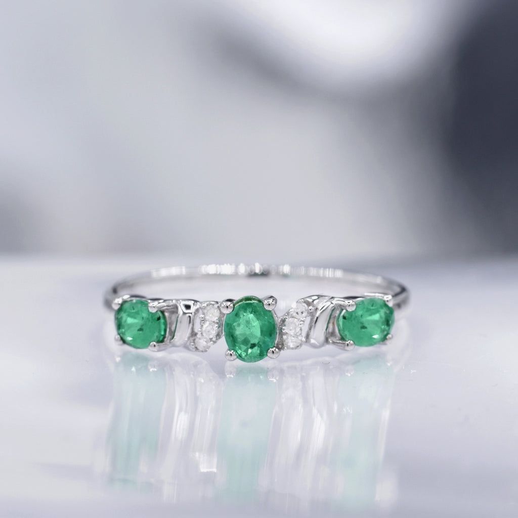 Bague "Abaya" Diamants 0,03/6 & Emeraudes 0,60/3 - Or Blanc 375/1000