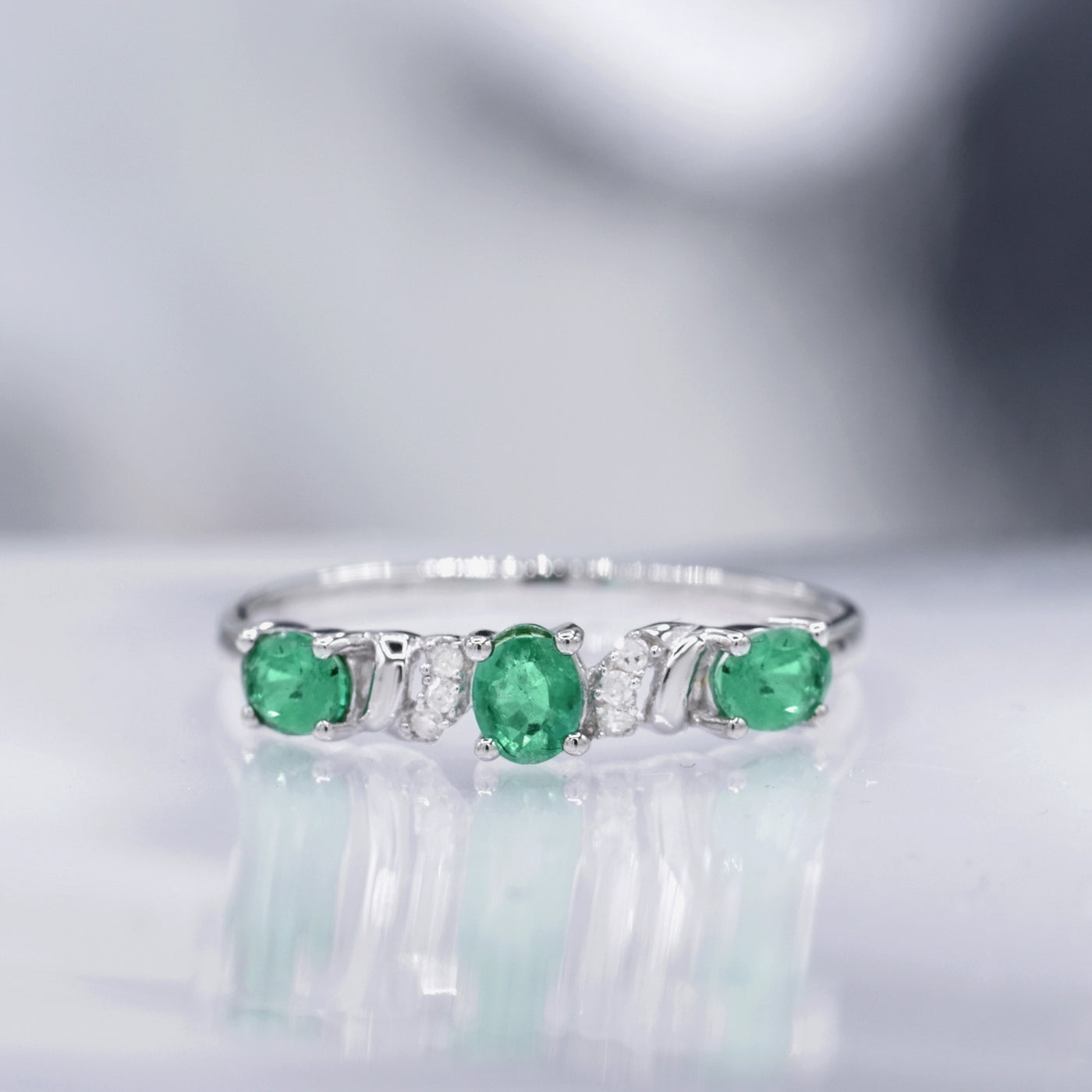 Bague "Abaya" Diamants 0,03/6 & Emeraudes 0,60/3 - Or Blanc 375/1000