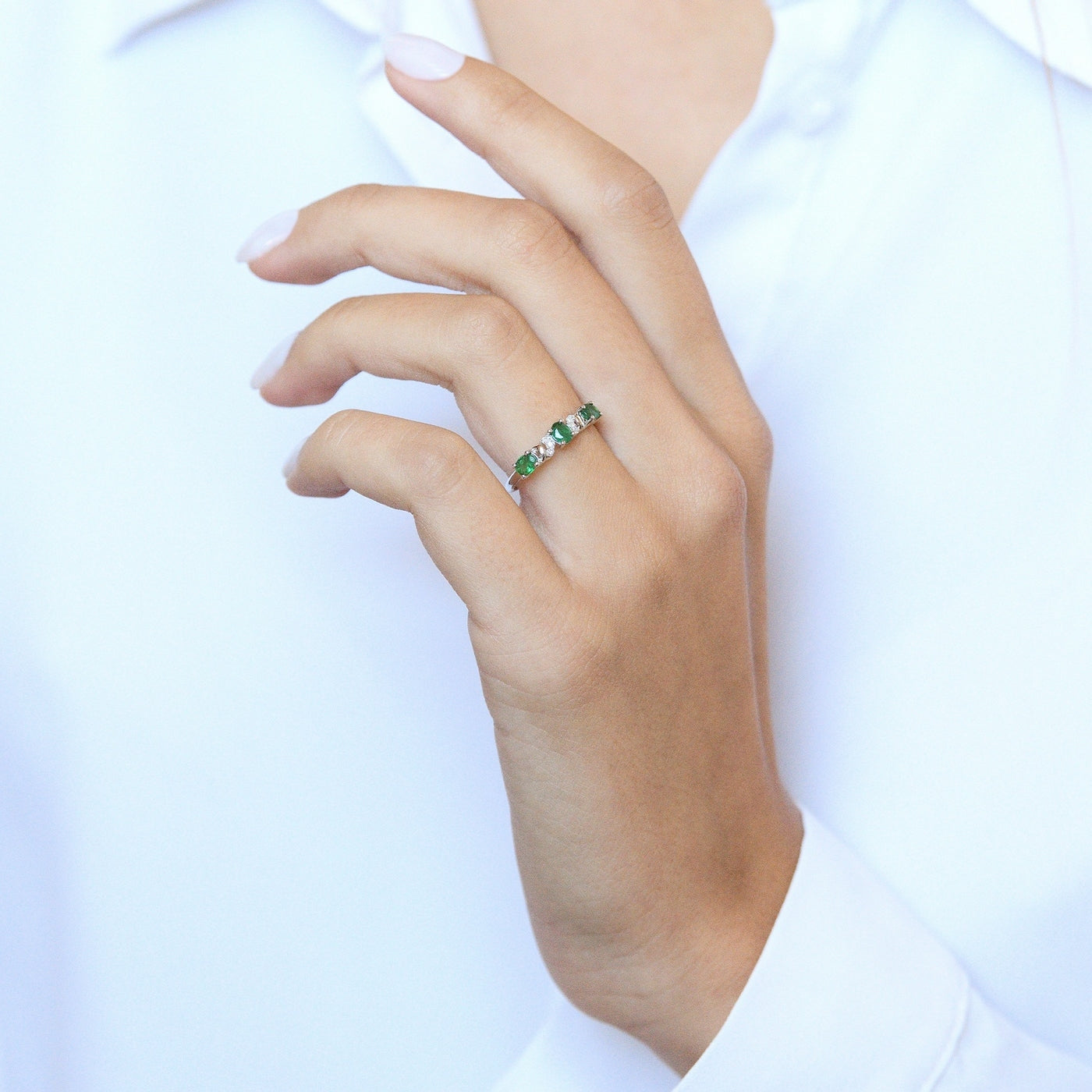 Bague "Abaya" Diamants 0,03/6 & Emeraudes 0,60/3 - Or Blanc 375/1000
