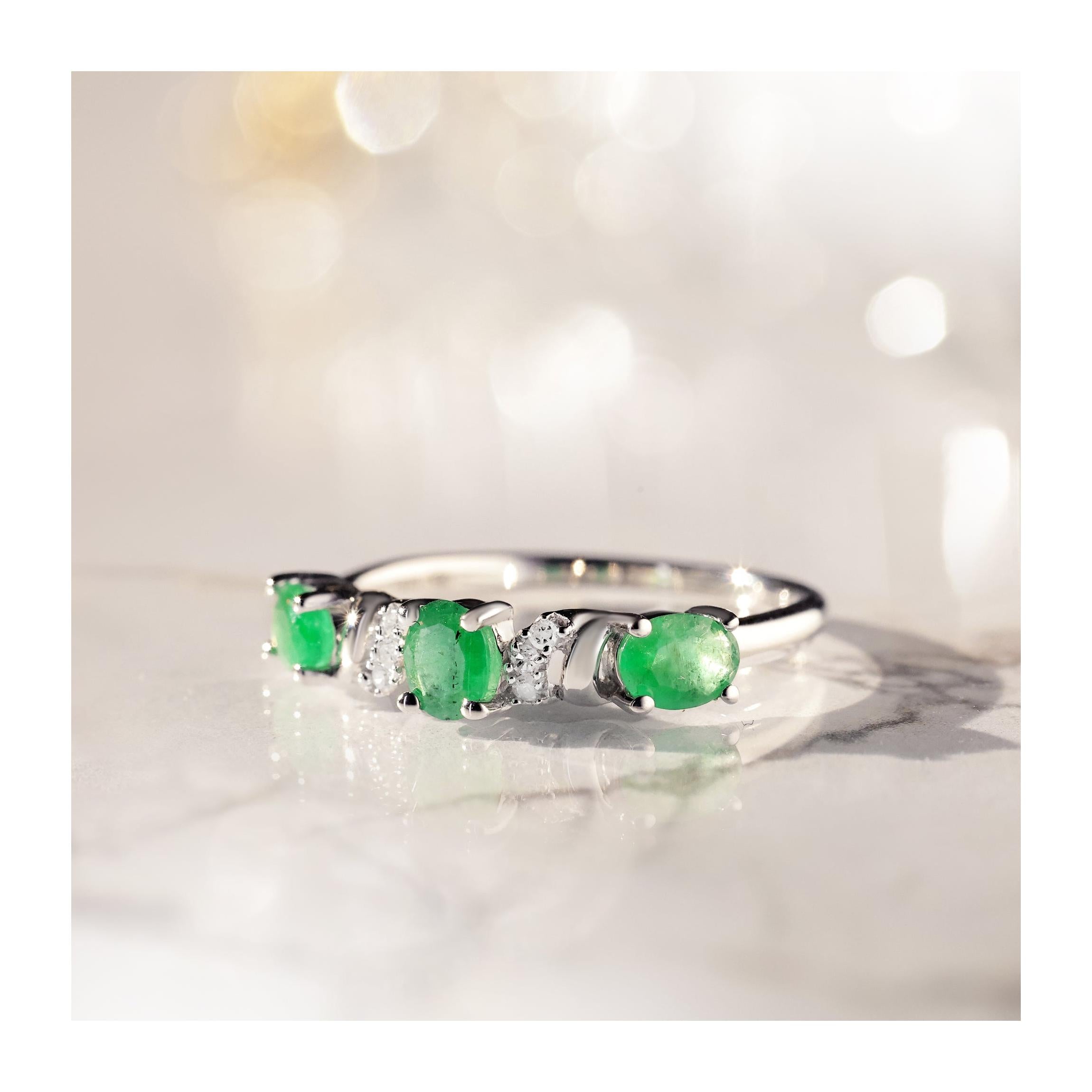Anillo “Abaya” Diamantes 0.03/6 y Esmeraldas 0.60/3