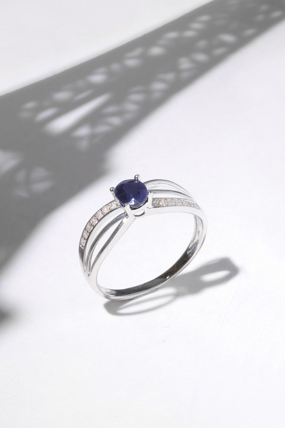 Anillo "René" D0,07/14 & Zafiro 0,50/1 - Oro blanco 375/1000
