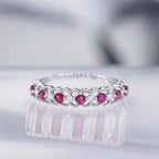 Anillo “Koh Samui” Diamantes 0.09/6 y Rubí 0.39/7 – Oro blanco 375/1000