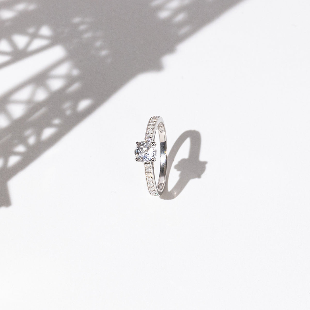 "Hera" Ring, D0,31/18 & White Topaz 0,90/1 - 375/1000 White Gold