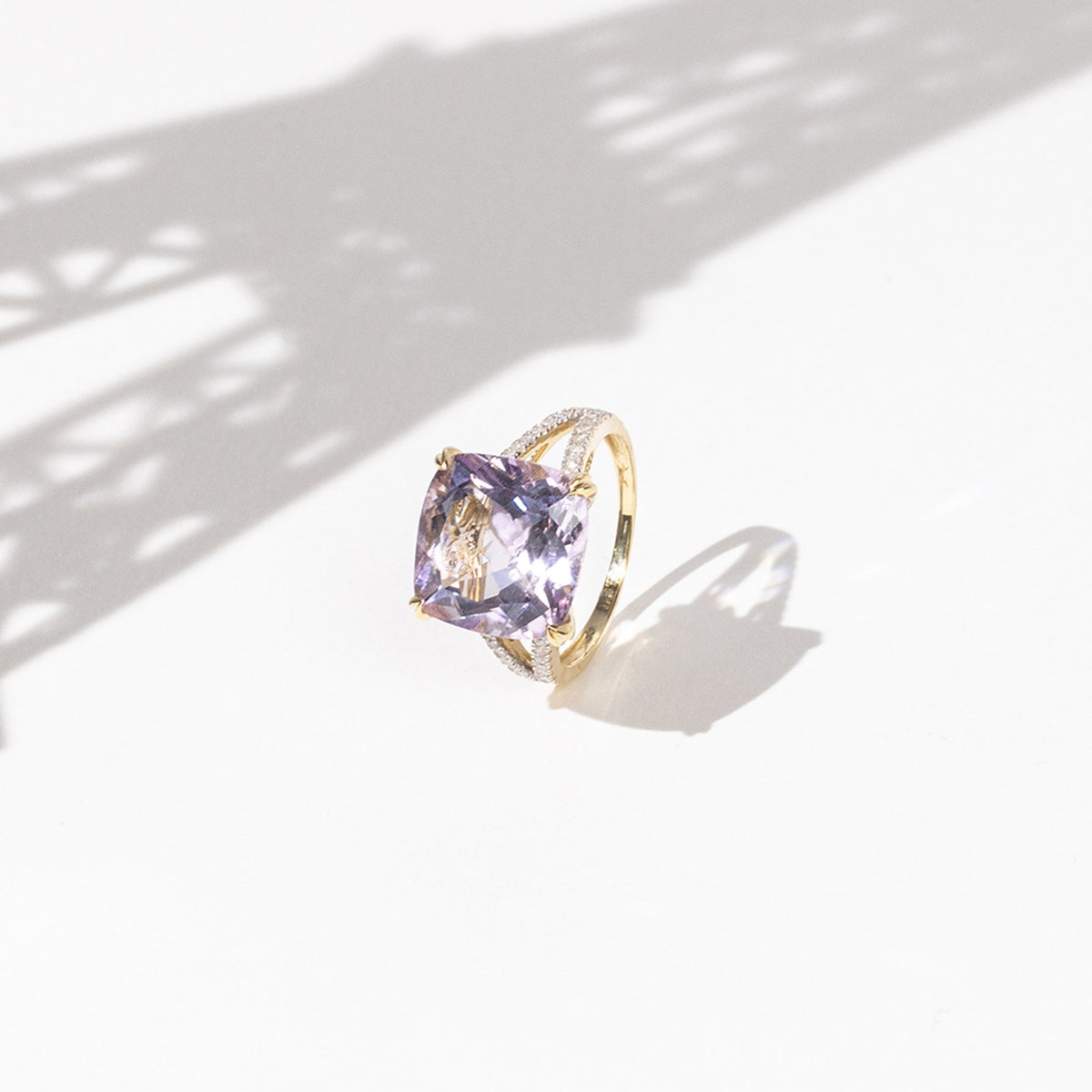 "Pink Fiction" Ring, D0,25/40 & Pink Amethyst 7,92/1 - 375/1000 Yellow Gold