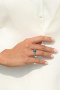 Anillo "Blue Hill" con topacio azul suizo, azul Londres y azul cielo - Oro blanco 375/1000