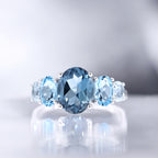 Anillo "Blue Hill" con topacio azul suizo, azul Londres y azul cielo - Oro blanco 375/1000