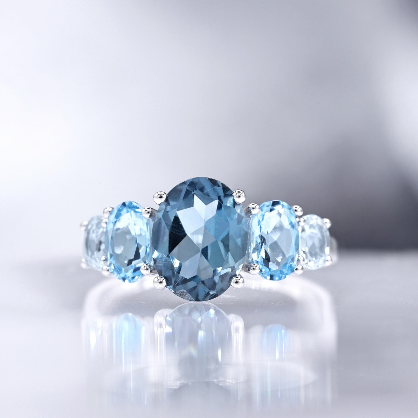 Anillo "Blue Hill" con topacio azul suizo, azul Londres y azul cielo - Oro blanco 375/1000