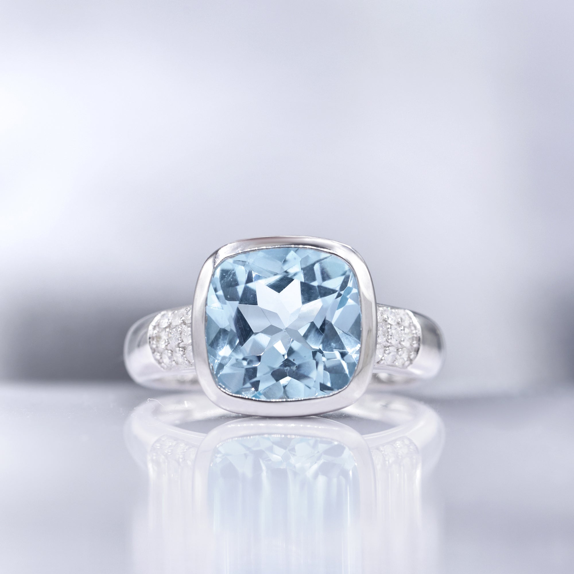Bague "Lagon" Topaze Bleue Diamants 0,17/18 Tb 5,28/1 - Or Blanc 375/1000