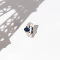 Anello "Rimatara" con diamanti 0,05 ct/16 + zaffiro 1 ct/1 - Oro bianco 375/1000